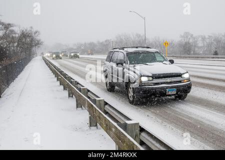 Chicago, Stati Uniti. 22 dicembre 2022. Tempo di Chicago: Il traffico passa come nevicate pesanti comincia in un sobborgo occidentale di Chicago come una tempesta invernale arriva nel Midwest. Le temperature sono attualmente -16C, ma il freddo del vento sembra -21C. Si prevede che le condizioni peggioreranno ulteriormente, trasformandosi in un cosiddetto “ciclone bomba”, che garantisce a molti un Natale bianco. Credit: Stephen Chung / Alamy Live News Foto Stock