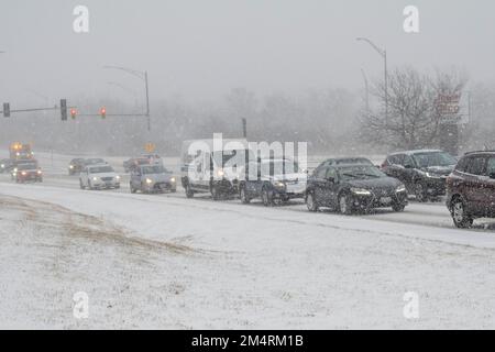 Chicago, Stati Uniti. 22 dicembre 2022. Tempo di Chicago: Il traffico passa come nevicate pesanti comincia in un sobborgo occidentale di Chicago come una tempesta invernale arriva nel Midwest. Le temperature sono attualmente -16C, ma il freddo del vento sembra -21C. Si prevede che le condizioni peggioreranno ulteriormente, trasformandosi in un cosiddetto “ciclone bomba”, che garantisce a molti un Natale bianco. Credit: Stephen Chung / Alamy Live News Foto Stock