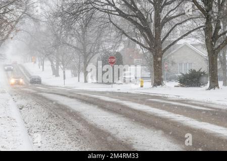 Chicago, Stati Uniti. 22 dicembre 2022. Tempo di Chicago: Il traffico passa come nevicate pesanti comincia in un sobborgo occidentale di Chicago come una tempesta invernale arriva nel Midwest. Le temperature sono attualmente -16C, ma il freddo del vento sembra -21C. Si prevede che le condizioni peggioreranno ulteriormente, trasformandosi in un cosiddetto “ciclone bomba”, che garantisce a molti un Natale bianco. Credit: Stephen Chung / Alamy Live News Foto Stock