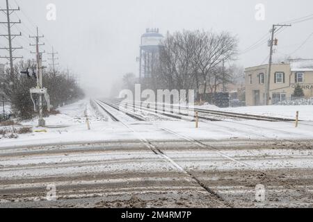 Chicago, Stati Uniti. 22 dicembre 2022. Tempo di Chicago : nevicate pesanti iniziano in un sobborgo occidentale di Chicago come una tempesta invernale arriva nel Midwest. Le temperature sono attualmente -16C, ma il freddo del vento sembra -21C. Si prevede che le condizioni peggioreranno ulteriormente, trasformandosi in un cosiddetto “ciclone bomba”, che garantisce a molti un Natale bianco. Credit: Stephen Chung / Alamy Live News Foto Stock