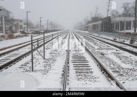 Chicago, Stati Uniti. 22 dicembre 2022. Tempo di Chicago : nevicate pesanti iniziano in un sobborgo occidentale di Chicago come una tempesta invernale arriva nel Midwest. Le temperature sono attualmente -16C, ma il freddo del vento sembra -21C. Si prevede che le condizioni peggioreranno ulteriormente, trasformandosi in un cosiddetto “ciclone bomba”, che garantisce a molti un Natale bianco. Credit: Stephen Chung / Alamy Live News Foto Stock