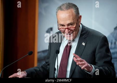 Chuck Schumer (democratico di New York), leader di maggioranza del Senato degli Stati Uniti, offre delle osservazioni sull’ultimo passaggio del Senato del pacchetto di spesa omnibus da $1,7 trilioni di dollari per mantenere il governo federale finanziato fino al 2023 settembre, al Campidoglio degli Stati Uniti a Washington, DC, giovedì 22 dicembre 2022. Credito: Rod Lamkey / CNP /MediaPunch Foto Stock