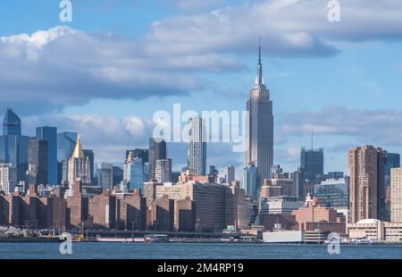 Gli edifici dello skyline di New York e New York New Jersey riprendono gli sfondi per copiare spazio foto a lunga esposizione, architettura notturna e viaggi in ufficio Foto Stock