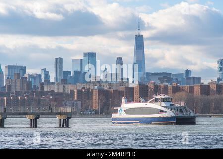 Gli edifici dello skyline di New York e New York New Jersey riprendono gli sfondi per copiare spazio foto a lunga esposizione, architettura notturna e viaggi in ufficio Foto Stock