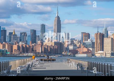 Gli edifici dello skyline di New York e New York New Jersey riprendono gli sfondi per copiare spazio foto a lunga esposizione, architettura notturna e viaggi in ufficio Foto Stock