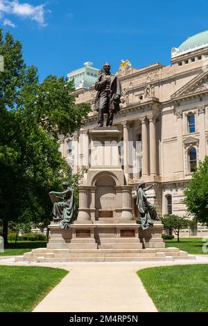 Indianapolis, Indiana - Stati Uniti - 29th luglio 2022: Il monumento Thomas A. Hendricks, costruito nel 1890 dall'artista Richard Henry Park, all'Indiana Foto Stock