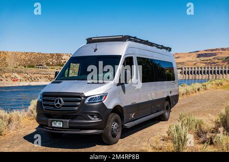 Airstream Interstate 24X 4WD campervan; Chief Joseph Dam; secondo maggiore produttore di energia negli Stati Uniti; diga idroelettrica sul fiume Columbia; Washington Foto Stock