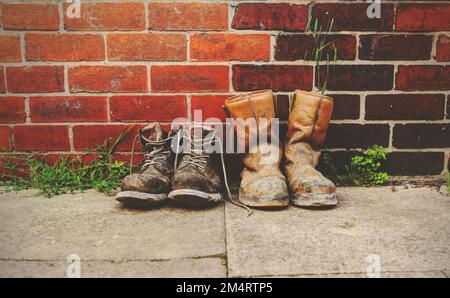 Due paia di vecchi caricamenti del sistema davanti ad un muro di mattone.gli caricamenti del sistema sono caricamenti del sistema di sicurezza dell'estremità dell'acciaio fortemente usurati. Foto Stock