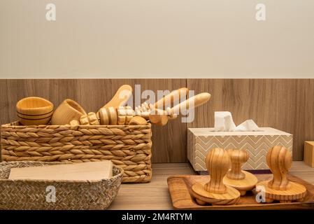 Rulli e accessori in legno per massaggi e trattamenti di legno in un centro di bellezza Foto Stock