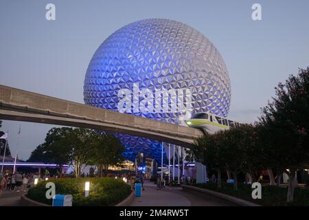 Un'astronave Terra a Epcot con treno monorotaia durante il tramonto Foto Stock