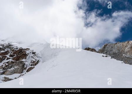Una bella vista di neve piatta sul trekking delle montagne Himalayan Foto Stock