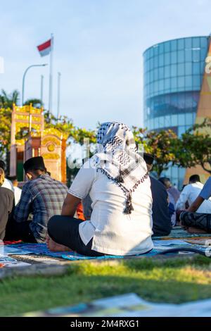 Un uomo musulmano che indossa un turbante sta ascoltando una conferenza su Eid al-Adha. Ascoltare il sermone di Eid al-Adha in campo aperto Foto Stock