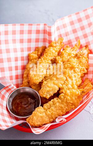 Gamberi tempura in un cestino servito con salsa dolce e acera, antipasto fast food idea Foto Stock