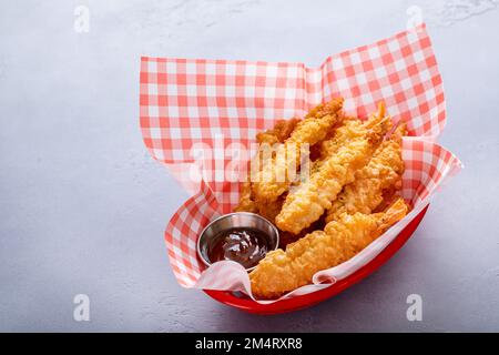 Gamberi tempura in un cestino servito con salsa dolce e acera, antipasto fast food idea Foto Stock