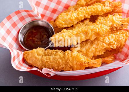 Gamberi tempura in un cestino servito con salsa dolce e acera, antipasto fast food idea Foto Stock