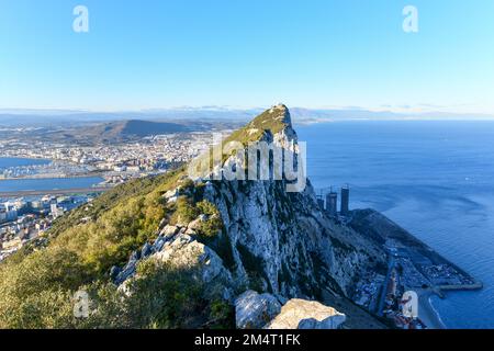 Vista aerea della top di Gibilterra, di roccia in roccia Superiore Riserva Naturale: a sinistra la città di Gibilterra e Bay, Mar Mediterraneo sulla destra, Regno Unito Foto Stock