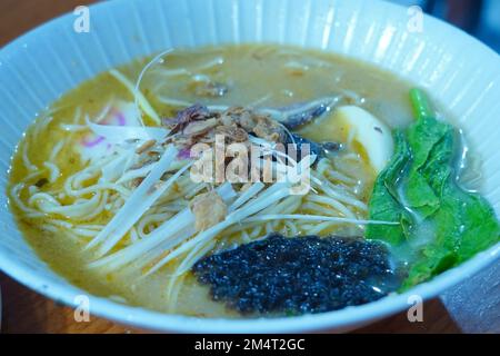 Miso ramen in una ciotola servita nel ristorante Foto Stock