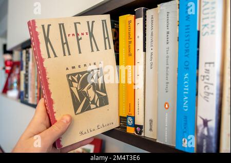 Calgary, Alberta - 22 dicembre 2022: Tirare l'Amerika di Kafka di una libreria. Foto Stock