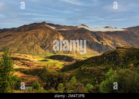 Vista sulle montagne dal punto panoramico del lago Wanaka sulla passerella del lago Diamond. Tuttavia, al posto delle viste del lago Wanaka, questa vista si trova nell'altra direzione Foto Stock