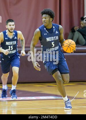 Daytona Beach, Florida, Stati Uniti. 22 dicembre 2022: Guardia degli ospreys della Florida del nord Dorian James (5) durante l'azione di gioco di pallacanestro di 1st Men di mezzo NCAA fra gli ospreys della Florida del nord e i Wildcats del biscotto di Bethune. L'UNF ha sconfitto la BCU 87-85 al Moore Gymnasium di Daytona Beach, Florida, Florida. Romeo T Guzman/Cal Sport Media Credit: CAL Sport Media/Alamy Live News Foto Stock