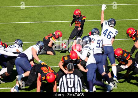 Ferris state Bulldogs kicker Eddie Jewett (35) calcia un campo di 22 yard goal durante il secondo trimestre del campionato nazionale di NCAA Division II Foto Stock