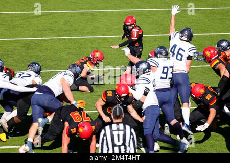 Ferris state Bulldogs kicker Eddie Jewett (35) calcia un campo di 22 yard goal durante il secondo trimestre del campionato nazionale di NCAA Division II Foto Stock