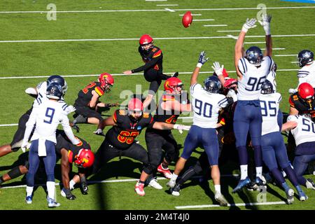 Ferris state Bulldogs kicker Eddie Jewett (35) converte il punto extra per fare il punteggio 20-0 durante il secondo trimestre della NCAA Divisione II natio Foto Stock