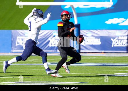 Ferris state Bulldogs quarterback Mylik Mitchell (0) sembra passare durante il terzo trimestre del campionato nazionale NCAA Division II piede universitario Foto Stock