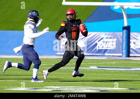 Ferris state Bulldogs quarterback Mylik Mitchell (0) sembra passare durante il terzo trimestre del campionato nazionale NCAA Division II piede universitario Foto Stock