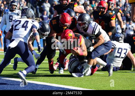 Ferris state Bulldogs Carson Gulker (12) è fermato a breve della linea di meta dalla Colorado School of Mines Orediggers linebacker Nolan Reeve (46) dur Foto Stock