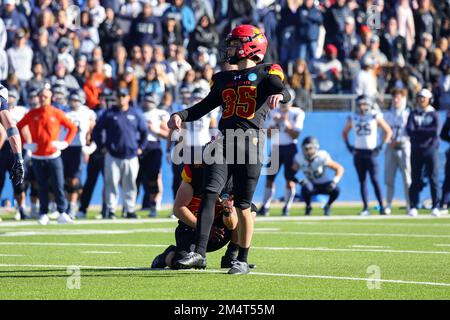 Ferris state Bulldogs kicker Eddie Jewett (35) converte il punto in più per mettere i Bulldogs su 34-7 durante il quarto trimestre della divisione II di NCAA Foto Stock