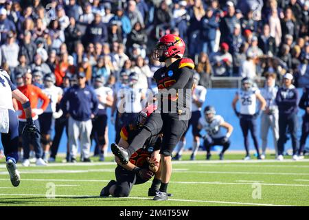 Ferris state Bulldogs kicker Eddie Jewett (35) converte il punto in più per mettere i Bulldogs su 34-7 durante il quarto trimestre della divisione II di NCAA Foto Stock