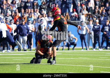 Ferris state Bulldogs kicker Eddie Jewett (35) converte il punto in più per mettere i Bulldogs su 34-7 durante il quarto trimestre della divisione II di NCAA Foto Stock