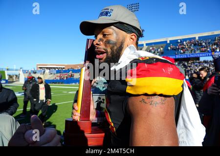 Ferris state Bulldogs Caleb Murphy (12) porta il trofeo dopo aver vinto il campionato nazionale NCAA Divisione II gioco di calcio universitario 41-14 over t. Foto Stock