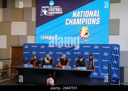 Ferris state Bulldogs capo allenatore Tony Annese, Caleb Murphy (12), Mylik Mitchell (0) e Marcus Taylor (1) alla conferenza stampa dopo il loro 41-14 wi Foto Stock