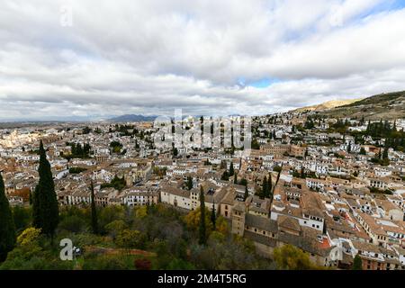 Panorama di El Albaycin distretto in Granada, Andalusia, Spagna, raffigurato dalla Torre del cubo in Alacazaba fortezza. Foto Stock