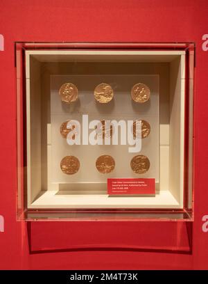 Nove medaglie commemorative del Code Talker in mostra al First Americans Museum di Oklahoma City, Oklahoma. Foto Stock