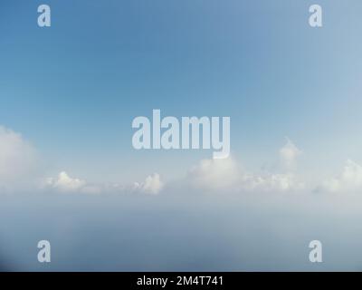 Cielo blu con nuvole bianche sul tranquillo panorama estivo del mare. Vista aerea del drone. Astratto aereo natura estate oceano tramonto mare e cielo sfondo Foto Stock