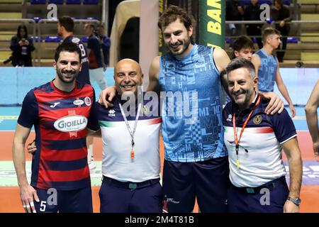 PalaMazzola, Taranto, Italia, 11 dicembre 2022, Arbitri e capitani all'inizio della partita. Durante Gioiella Prisma Taranto vs Allianz Milano - Pallavolo Serie a Campionato Italiano Superleague uomo Foto Stock