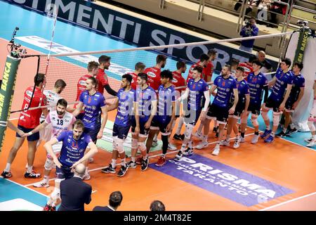 PalaMazzola, Taranto, Italia, 11 dicembre 2022, Saluto all'inizio della gara. Durante Gioiella Prisma Taranto vs Allianz Milano - Pallavolo Serie a Campionato Italiano Superleague uomo Foto Stock