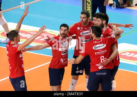 PalaMazzola, Taranto, Italia, 11 dicembre 2022, L'esultazione di prisma Taranto. Durante Gioiella Prisma Taranto vs Allianz Milano - Pallavolo Serie a Campionato Italiano Superleague uomo Foto Stock