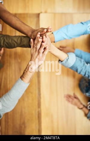 Portare la carta successiva. Ripresa ad angolo alto di un gruppo di studenti universitari irriconoscibili che si sono accaniti mentre studiano in biblioteca. Foto Stock