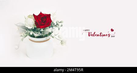 Rosa rossa in vaso con sfondo bianco e decorato con testo, buon giorno di San Valentino Foto Stock