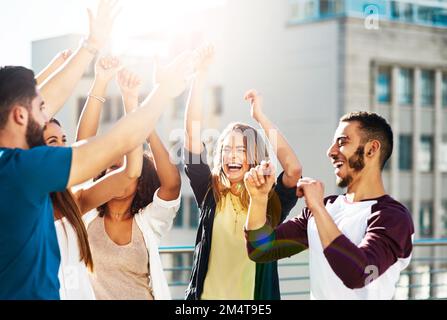 Sì, l'abbiamo fatto. giovani amici che trascorrono la giornata all'aperto. Foto Stock