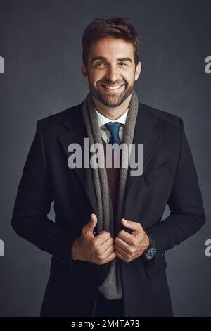 Un aspetto nitido in questi livelli. Studio ritratto di un giovane uomo elegantemente vestito che si posa su uno sfondo grigio. Foto Stock