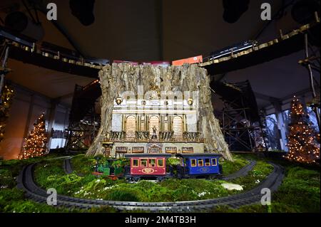 New York, Stati Uniti. 22nd Dec, 2022. Un modello di treno passa per una ricreazione del Grand Central Terminal in mostra al New York Botanical Garden 31st Annual Holiday Train Show nel quartiere Bronx di New York City, NY, 22 dicembre 2022. I treni modello attraversano le mostre dei punti di riferimento di New York City, realizzati con materiali naturali come ramoscelli, corteccia, foglie e semi. (Foto di Anthony Behar/Sipa USA) Credit: Sipa USA/Alamy Live News Foto Stock