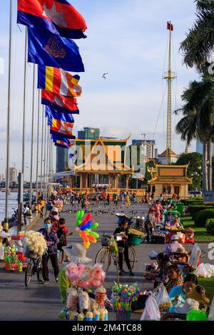 Phnom Penh, Cambogia - 30 novembre 2022: Persone che camminano la sera lungo il Mekong River lungomare spianata a Phnom Penh, Cambogia. Foto Stock