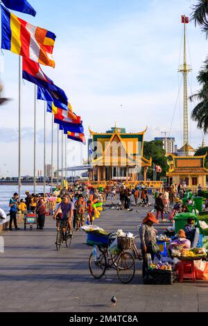 Phnom Penh, Cambogia - 30 novembre 2022: Persone che camminano la sera lungo il Mekong River lungomare spianata a Phnom Penh, Cambogia. Foto Stock