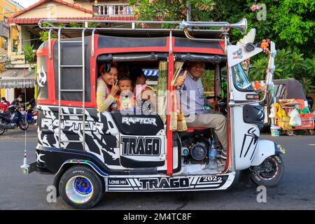 Phnom Penh, Cambogia - 30 novembre 2022: Scena di strada di un tuk tuk a Phnom Penh, Cambogia una forma comune di trasporto nella città. Foto Stock