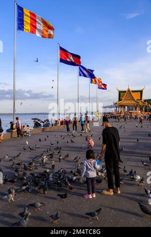 Phnom Penh, Cambogia - 30 novembre 2022: Persone che camminano la sera lungo il Mekong River lungomare spianata a Phnom Penh, Cambogia. Foto Stock